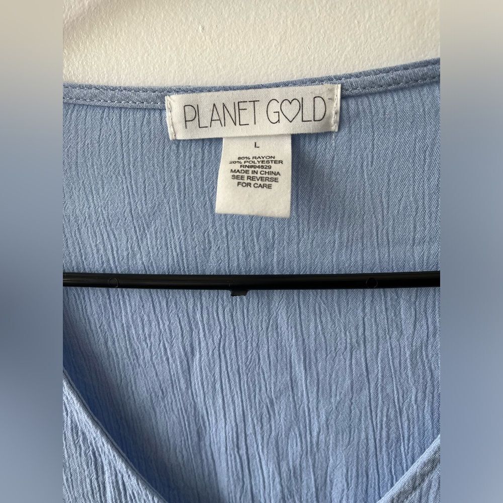 Planet Gold Women’s Blue ruffled v-neck crinkle blouse Cropped Peasant Boho Sz L - Picture 2 of 6
